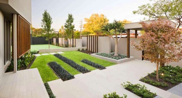 На фото 12: Ландшафтный дизайн двора