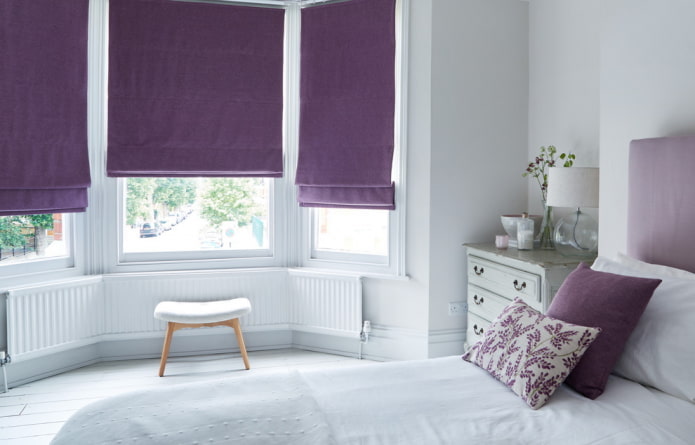 римские занавеси фиолетового цвета в спальне
