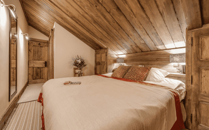 интерьер мансардной спальни в стиле шале