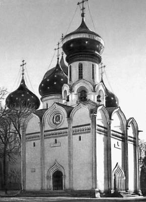 Духовская церковь (1476) Троице-Сергиева монастыря в Загорске: 1 — до реставрации;