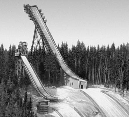 Трамплины для прыжков на лыжах в Нижнем Тагиле (справа — 90-метровый трамплин, 1975, архитекторы Л. М. Перельман и др., инженеры Ф. С. Разин и др.).
