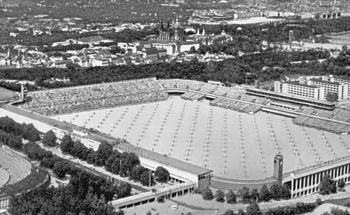 Страговский стадион в Праге. 1933. Архитекторы Ф.П. Бальцарек, К. Копп. Перестроен в 1939 и 1947—48; реконструирован в 1955 (по проекту архитектора И. Крога) и в начале 1970-х гг.
