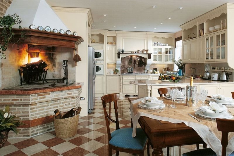 Кухня-гостиная с камином в стиле классики