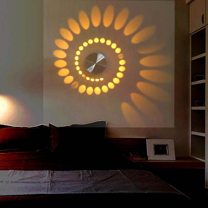 Дизайнерский светильник на стене спальни