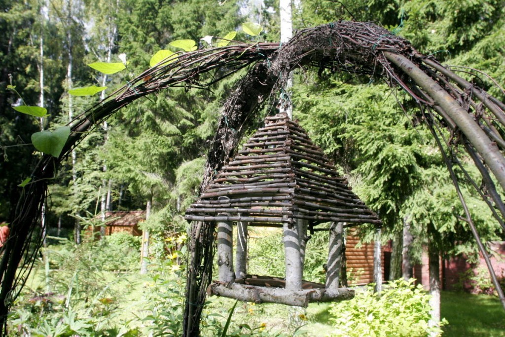 Кормушка для птиц в саду эко стиля