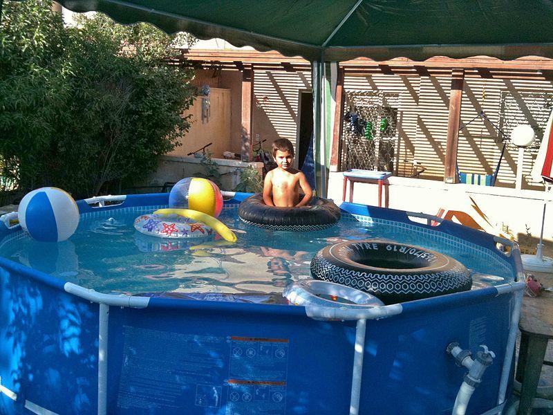 Каркасный бассейн для купания детей на даче