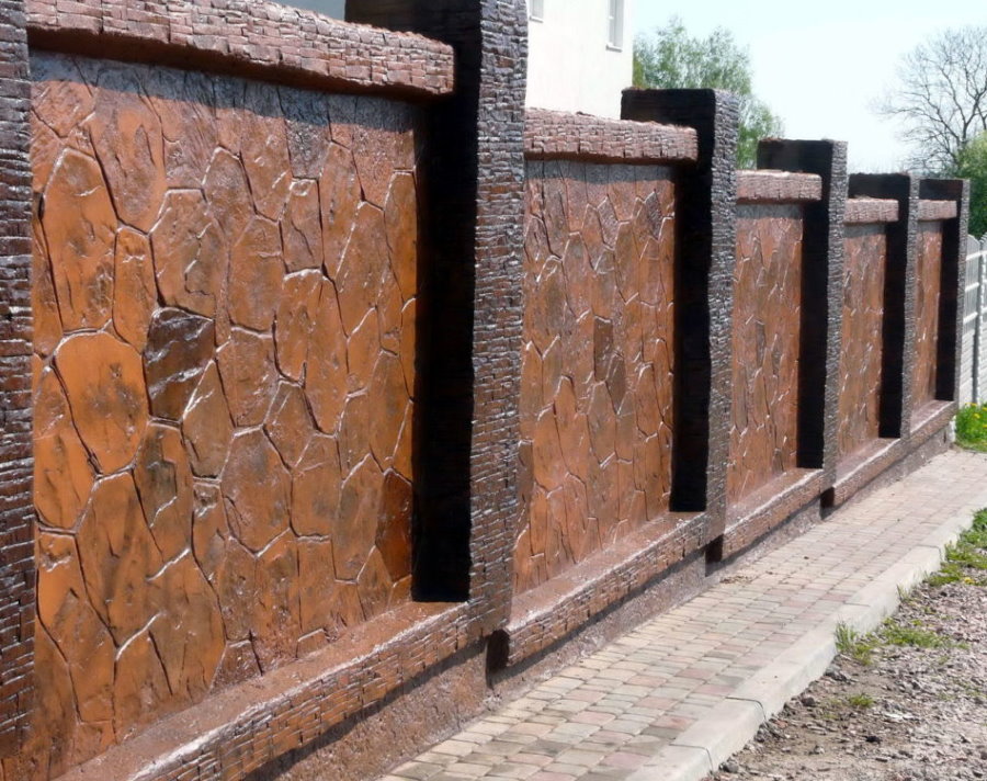 Облицовка бетонной ограды природным камнем