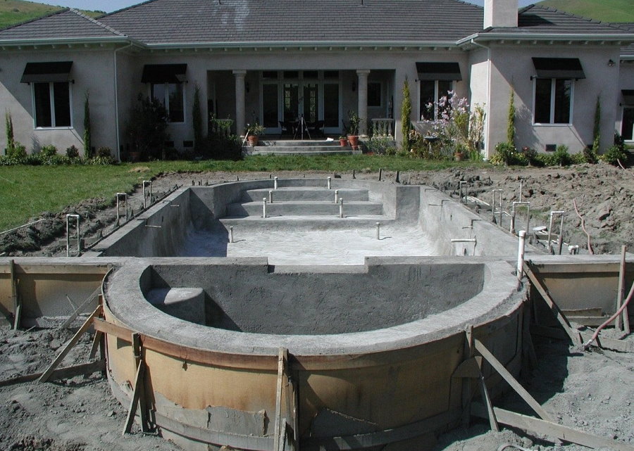 Строительство бетонного бассейна на загородном участке
