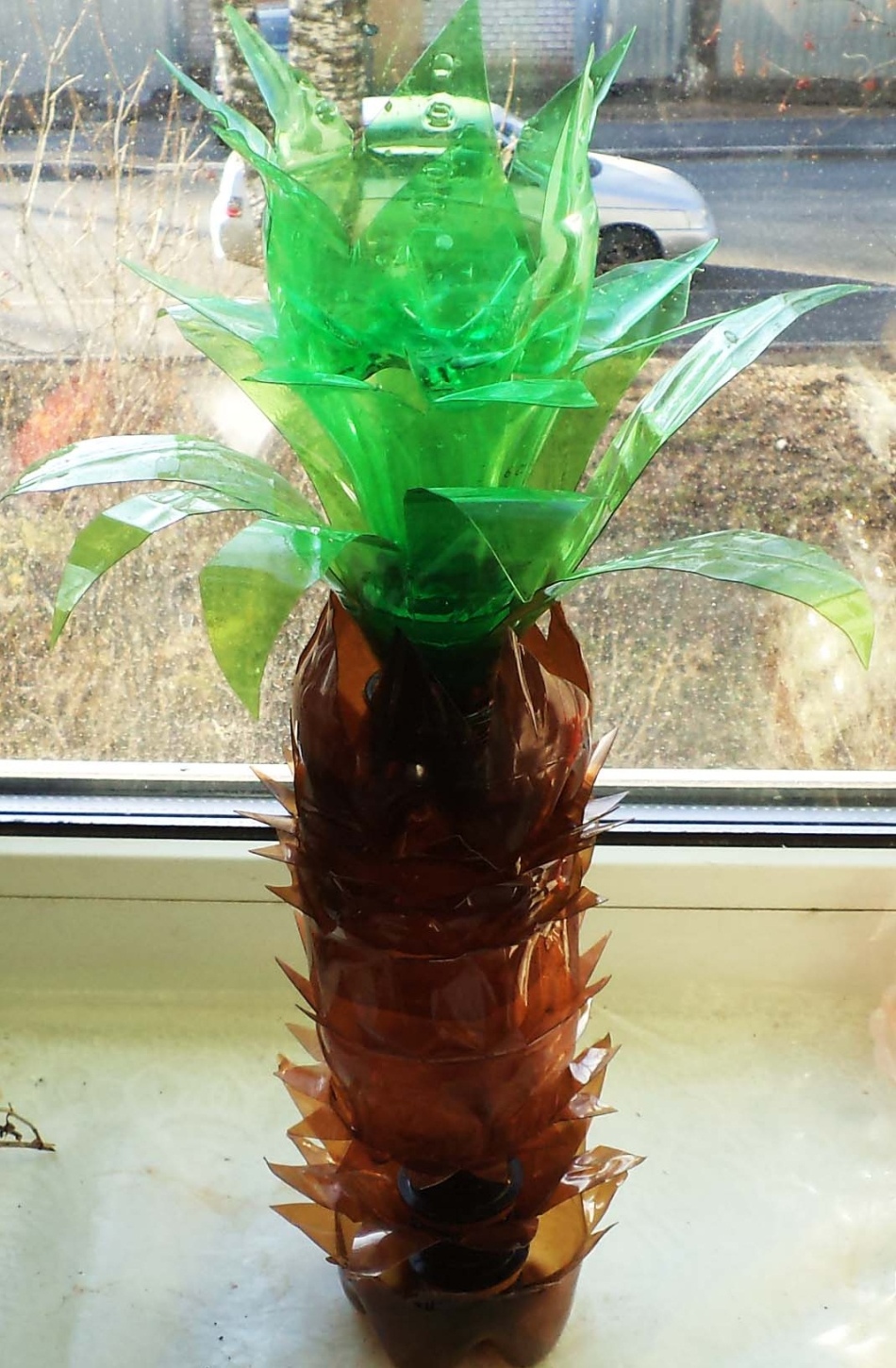 Маленькая пальма из пластиковых бутылок