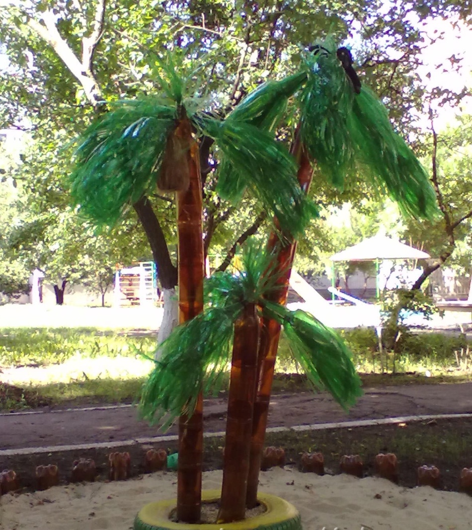 Пальмы из пластиковых бутылок с ровным стволом