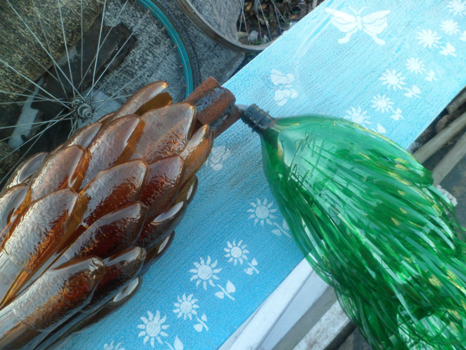 Для пальмы из бутылок пригодятся как коричневые, так и зелёные бутылки