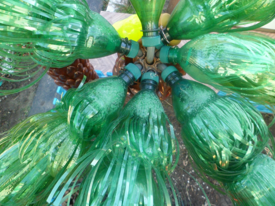 Крепление листьев на пальму из бутылок