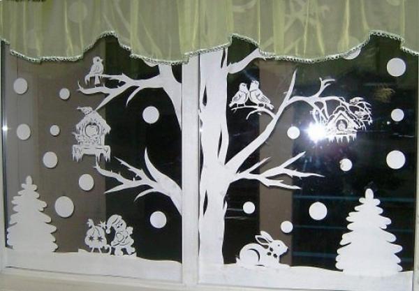 Украсить окна можно композицией, вырезанной из простой белой бумаги, которая наполнит ваш дом уютом и теплом