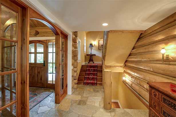 деревянный дом внутри лестница