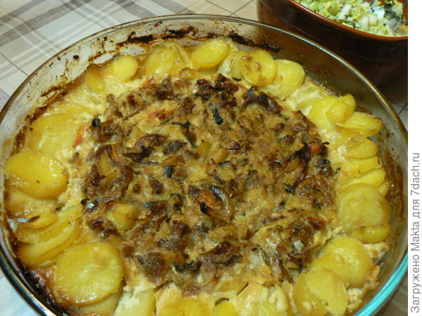 Запеченый в духовке картофель с квашеной капустой и грибами