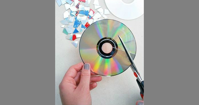 новогодние шарики из компакт-дисков
