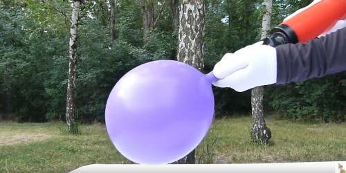 Накачиваем воздухом фиолетовый шарик