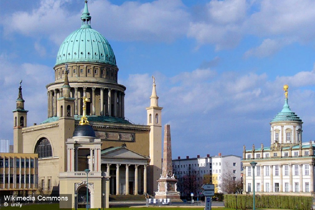 собор св. Николая, Обелиск, портал Фортуны и ратуша 