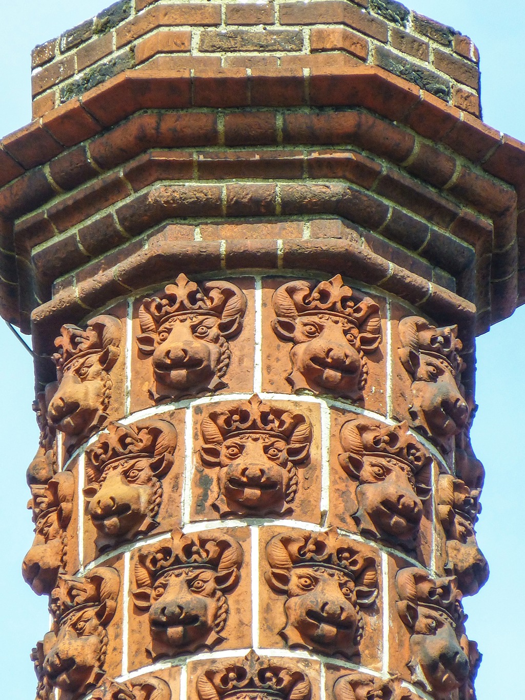 Печные трубы на крыше дворца Цецилиенхоф