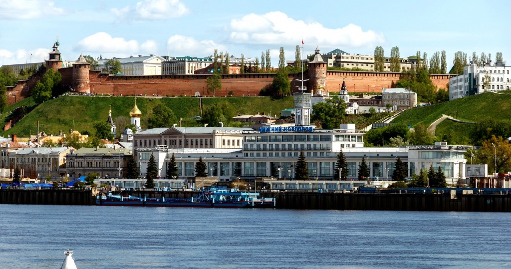 Речной вокзал в Нижнем Новгороде у подножия древнего кремля