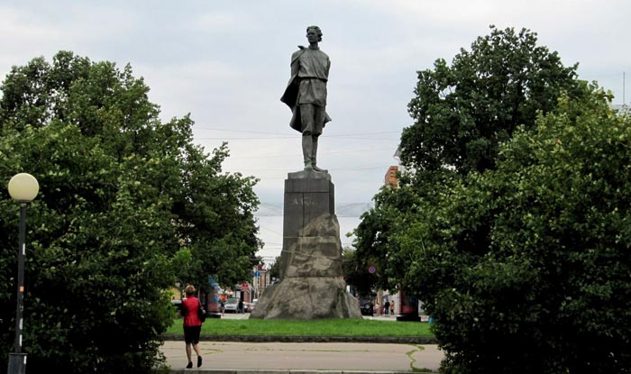 Памятник М.Горькому - самому почетному нижегородцу