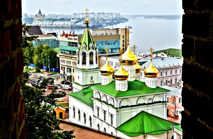 Вид из Нижегородского кремля на место слияния Волги и Оки