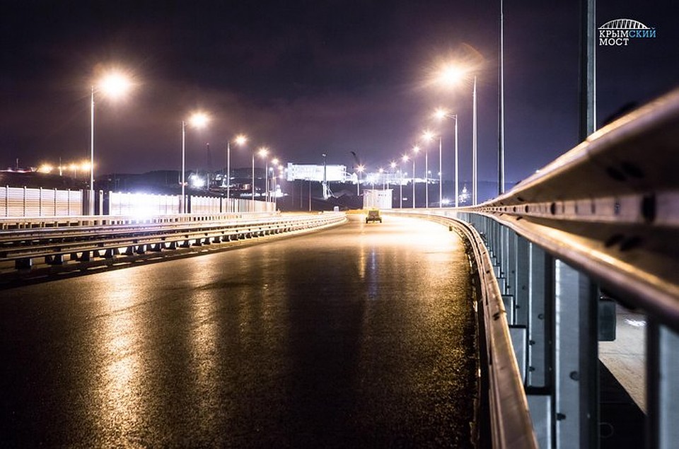 Система, созданная на Крымском мосту, обеспечит бесперебойную работу искусственного освещения дороги в темное время суток. Фото: Инфоцентр "Крымского моста" 
