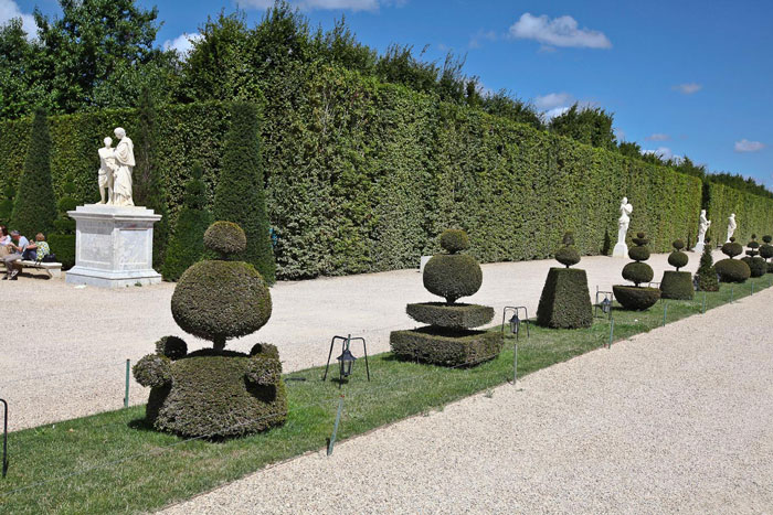 Каждая из скульптур в Версальском парке - настоящий шедевр