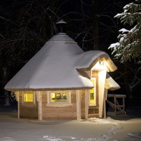 Уютная утепленная конструкция на участке будет служить местом комфортного отдыха в любую погоду.
