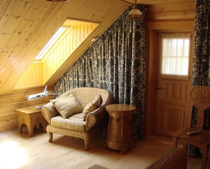 Кресло под мансардным окном в деревянном доме
