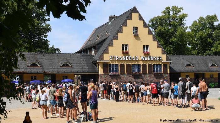 Berlin Strandbad Wannsee pool building with people waiting in lines to get in (picture-alliance/dpa/R. Hirschberger)